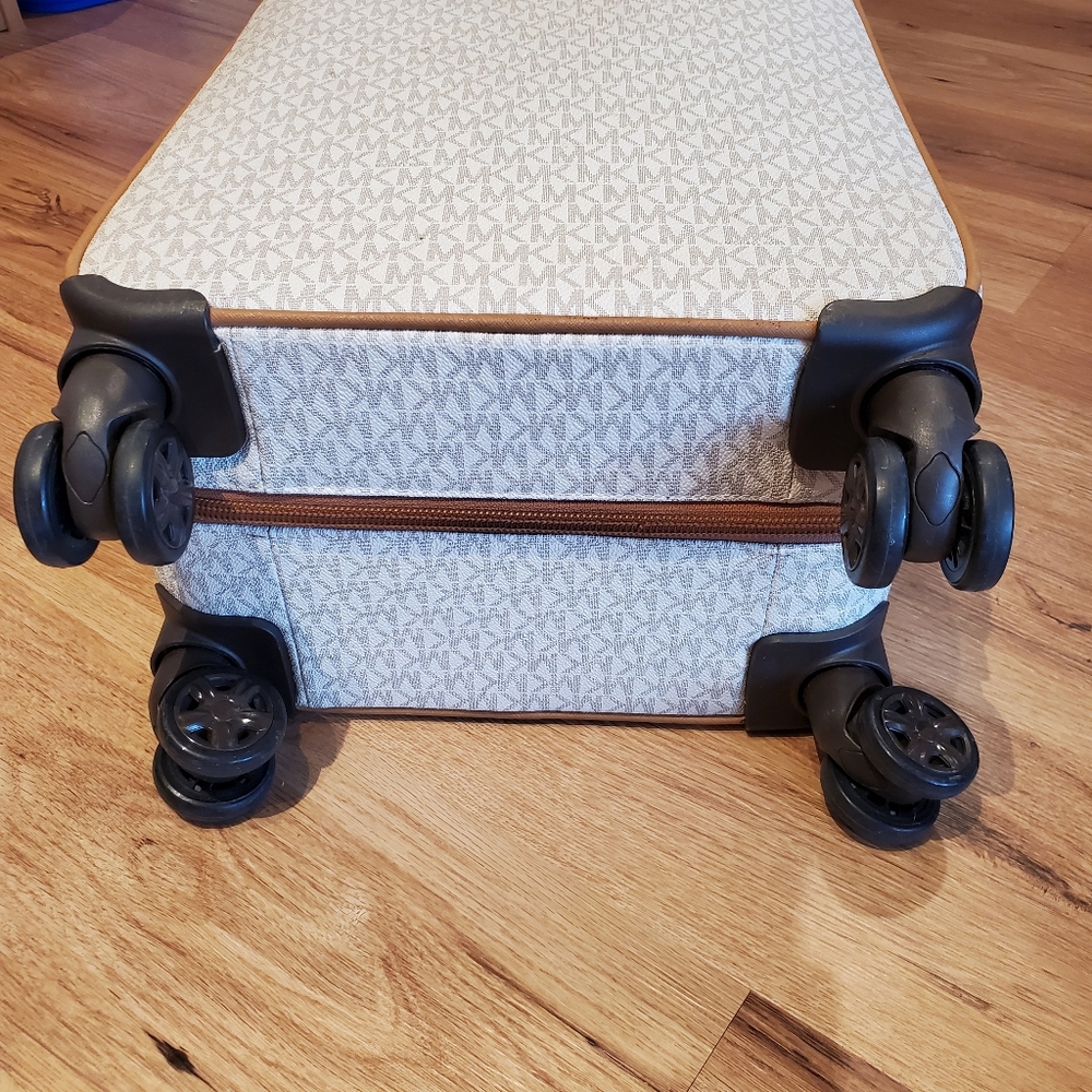 Michael Kors white suitcase - Picture 10 of 10